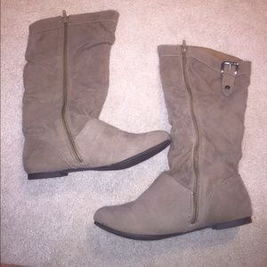 Brownish/tan boots
