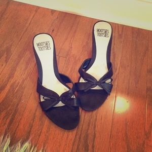 Black sandals with bow detail/ backless