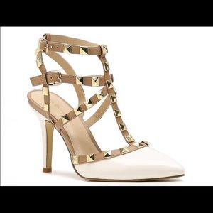 BCBG Paris Darron pump