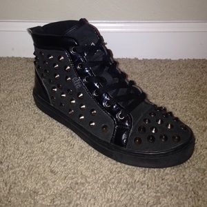Black strap spiky boots