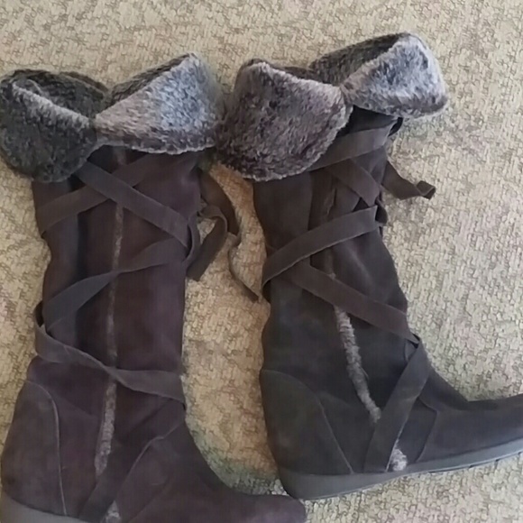 *SALE* Adorable boots with fur!