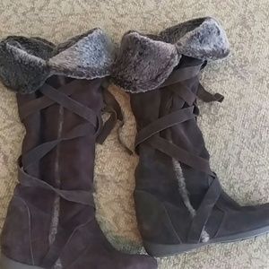 *SALE* Adorable boots with fur!