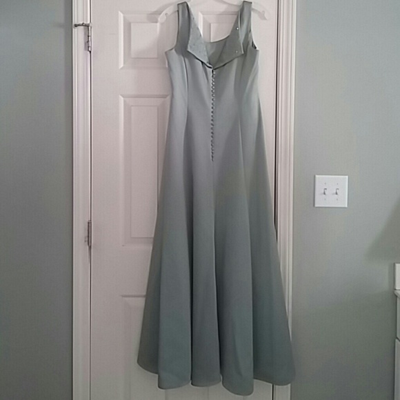 Formal gown - Picture 2 of 4