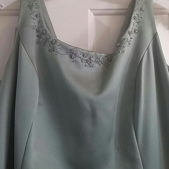 Formal gown - Picture 3 of 4