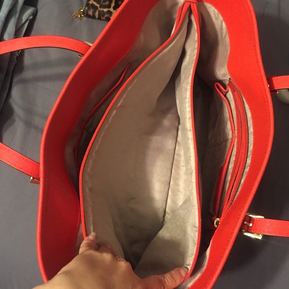 Large Michael Kors Jet Set Purse - Picture 3 of 4