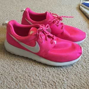 Pink nike roshe runs