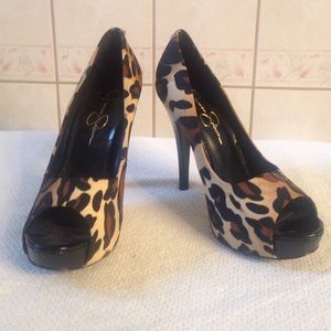 Jessica Simpson leopard print pumps!!  👠