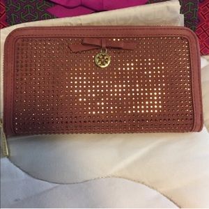 *LOOKING FOR* ISO : TORY BURCH WALLET