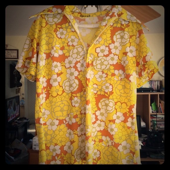 BLACK FRIDAY Vintage collared short sleeve top!