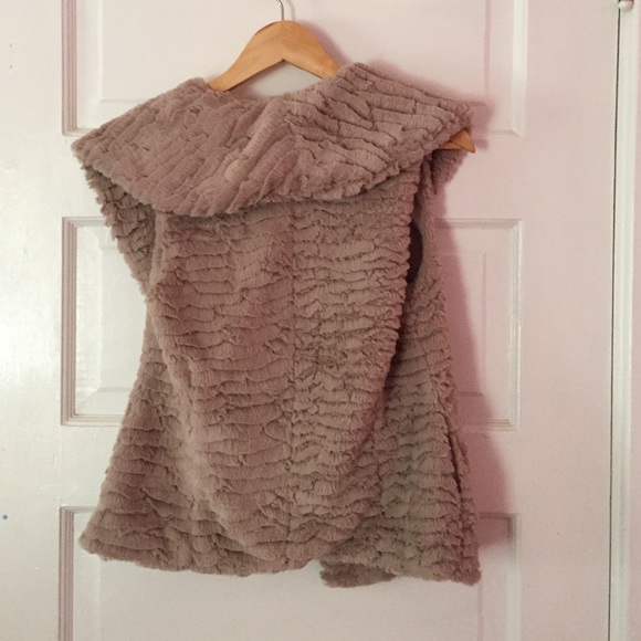 fur vest - Picture 3 of 3
