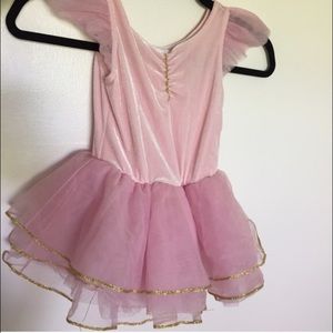 The cutest ballerina outfit for girls