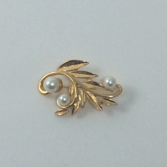 Napier signed gold tone brooch