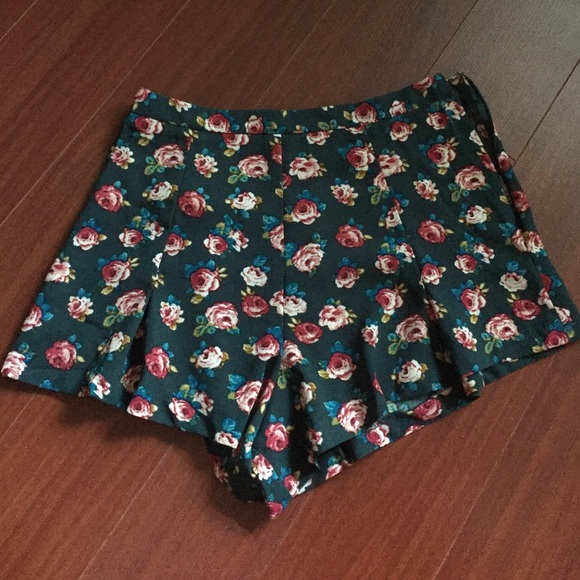Cute floral shorts - Picture 2 of 3