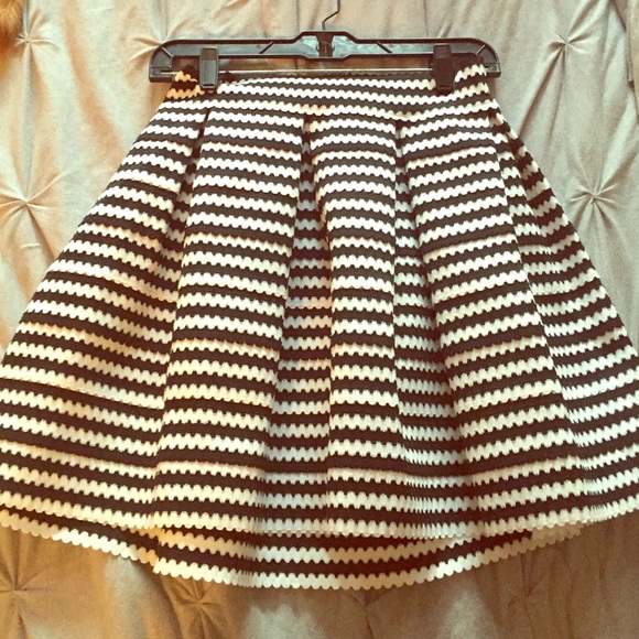 Black and white skirt - Medium