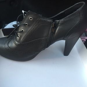 Black guess shoes never worn