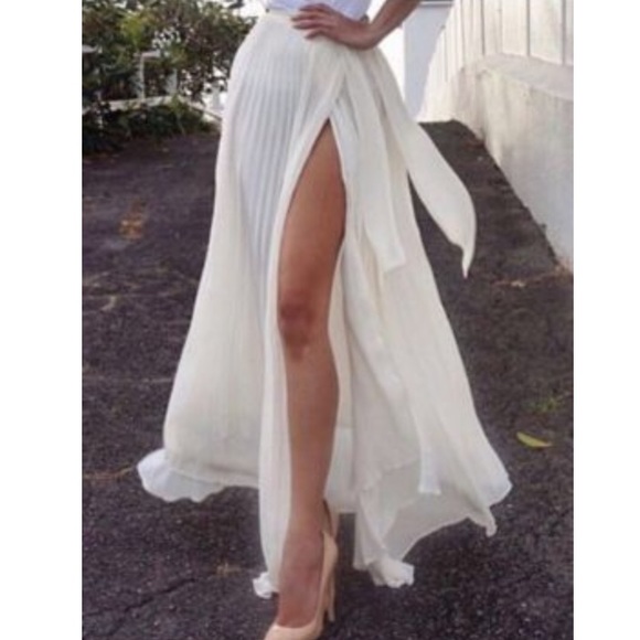 Final Sale 🌟 White Flounce Hem Slit Maxi Skirt
