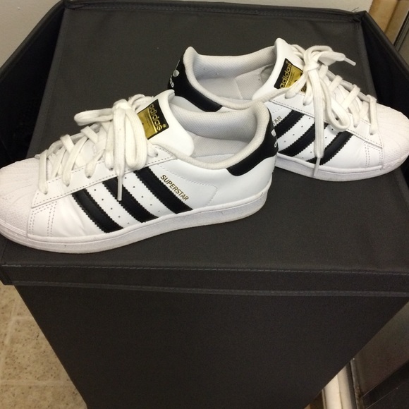 Adidas original superstar youth sz 4