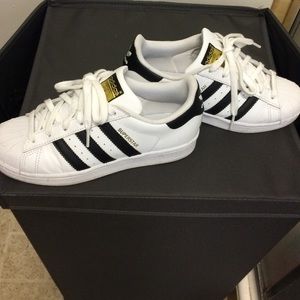 Adidas original superstar youth sz 4