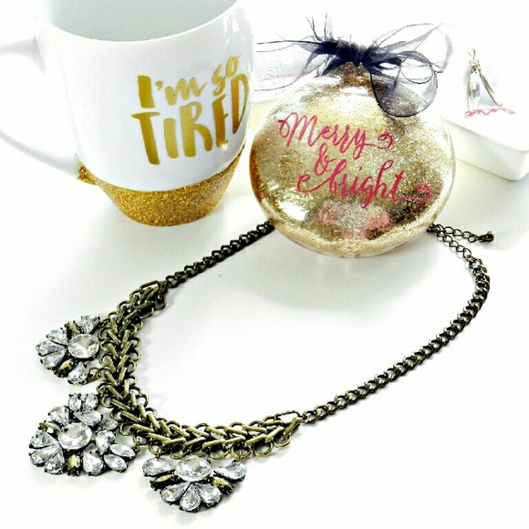 Antique Gold tone Crystal Flowers Necklace Set - Picture 2 of 2