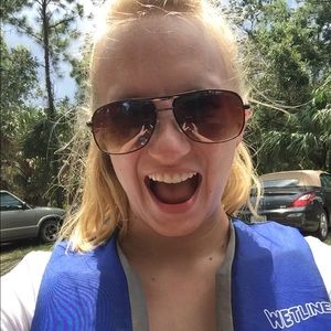 Meet your Posher, Danielle