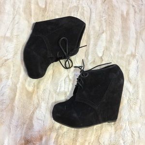 Black wedges booties