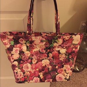 Authentic Kate Spade purse in great condition.