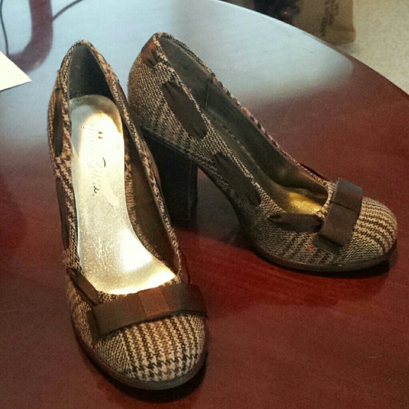 Cute brown hounds tooth heels