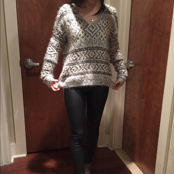 V-neck patterned sweater - Picture 1 of 4