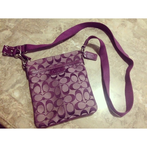 💯 Authentic Coach Swingpack in purple