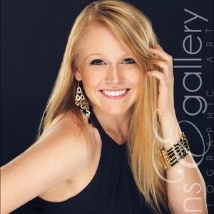 Meet your Posher, Larissa