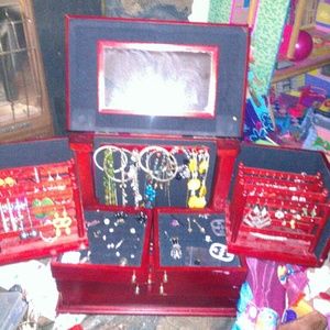 Very nice large jewelry box full of jewelry