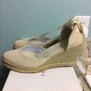 New Tommy Hilfiger Canvas Closed-Toe Espadrille