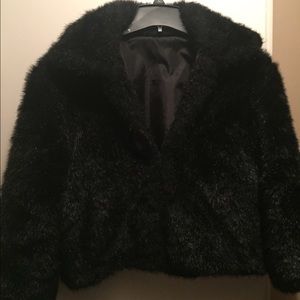 🎀🎀Like new black faux fur shrug.🎀🎀