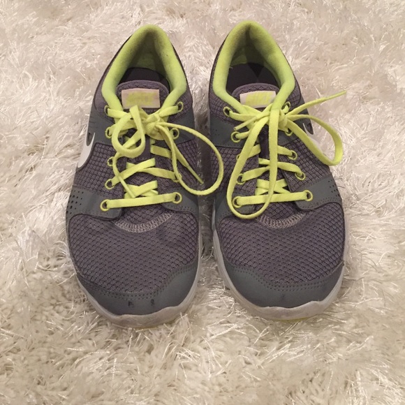 Gently worn grey Nikes sigh lime green trim - Picture 1 of 3