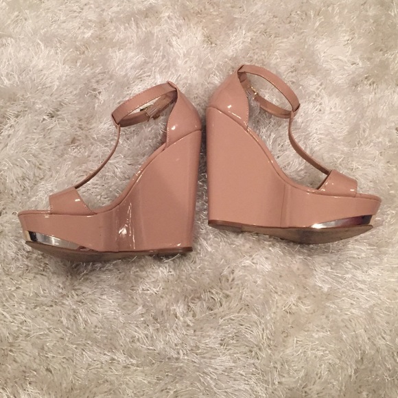 Gently worn nude and gold Steve Madden wedges - Picture 2 of 3