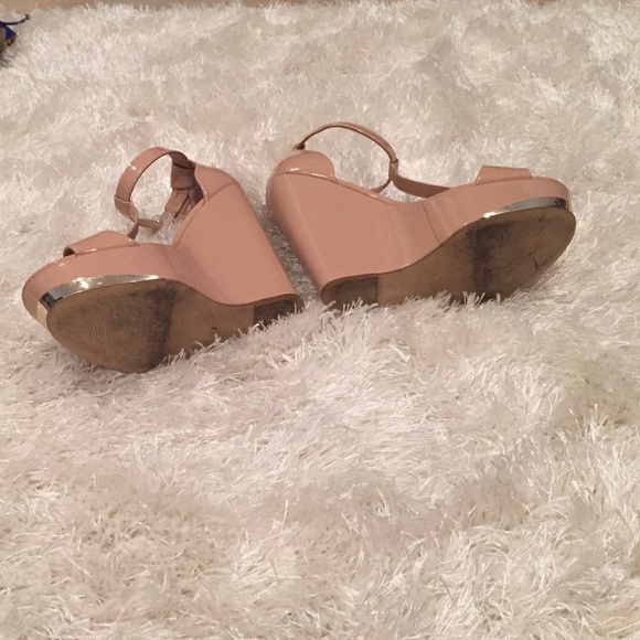 Gently worn nude and gold Steve Madden wedges - Picture 3 of 3