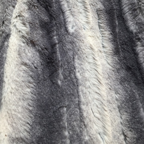 (Size S, XL) BASS Cream/Gray Faux Fur Vest - Picture 4 of 4