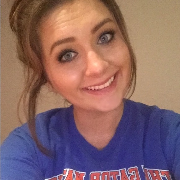 Meet your posher: Stephanie - Picture 2 of 4