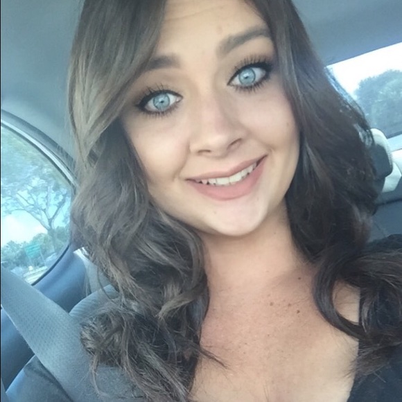 Meet your posher: Stephanie - Picture 3 of 4