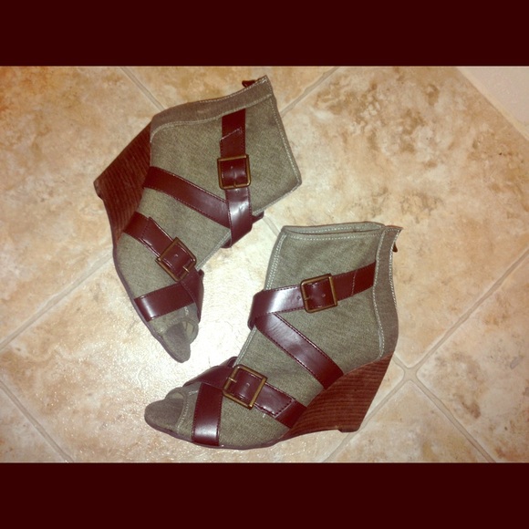 Cute Casual Mia Wedge Sandal!