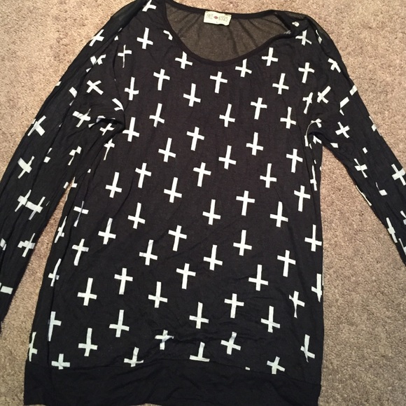 ‼️FINAL SALE‼️Black/white cross shirt - Picture 1 of 3