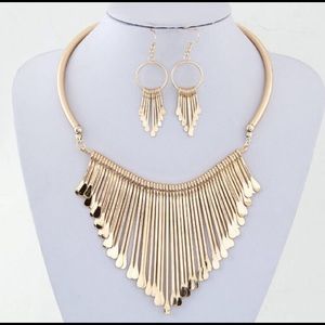 Beautiful Good/Silver Plated Necklace Earrings Set