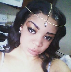 Meet your Posher, Amira