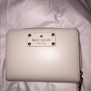 Off white Kate Spade wallet. New condition.