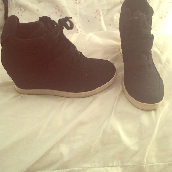 Air walk wedge sneaker