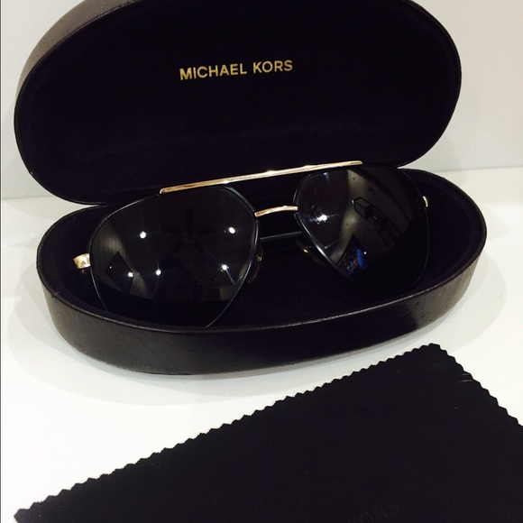 😎Gently used Michael Kors aviator sunglasses😎