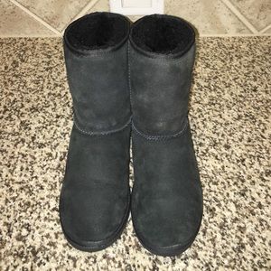 Kids size 5 black classic short Ugg boots.