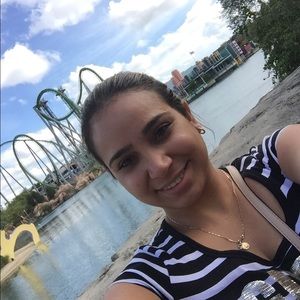 Meet your Posher, Yolenni