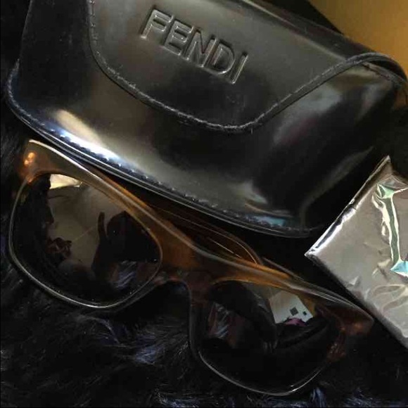 AUTHENTIC FENDI SHADES! - Picture 2 of 4