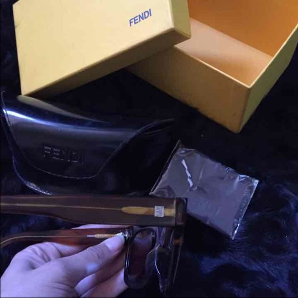 AUTHENTIC FENDI SHADES! - Picture 3 of 4